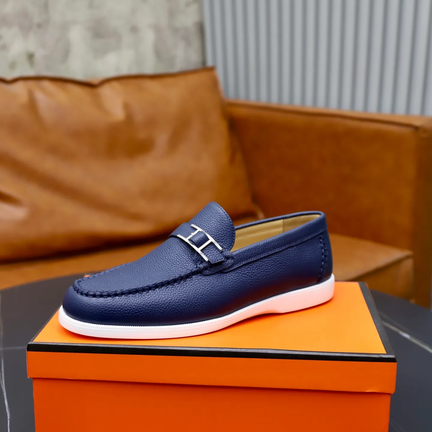 Ex-factory price: 560💰Hermès/Hermès slip-on men's shoes. This shoe is made of imported pebbled cowhide. It has simple and smooth lines and is combined with aerodynamically designed 3CM rubber foam ultra-light soles! Youthful and fashionable, classic H-shaped hardware buckle decoration, calf lining gently wraps the feet, with logo cowhide feet, casual and urban style, highlighting youthful vitality, sports and leisure version, super versatile, code number: 38-39-40-41-42-43-44 standard leather shoe size (45 can be customized but does not support returns)